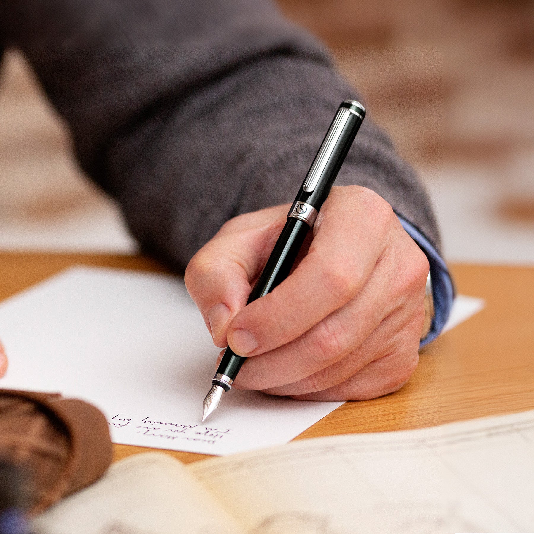 Scriveiner Füllfederhalter in Schwarz und Grün (fein) – atemberaubender Luxus-Stift mit Chrom-Finish