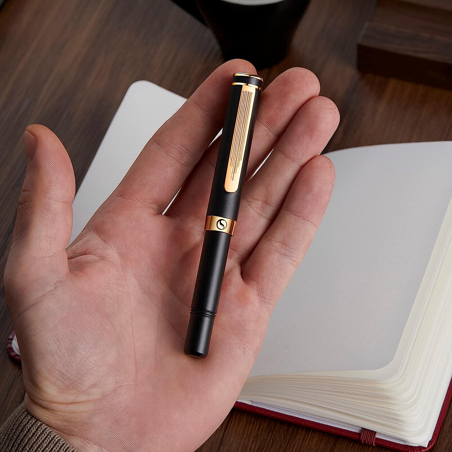 Scriveiner EDC Schwarzer Luxus-Rollerball, atemberaubender Taschenstift mit 24-Karat-Gold-Finish